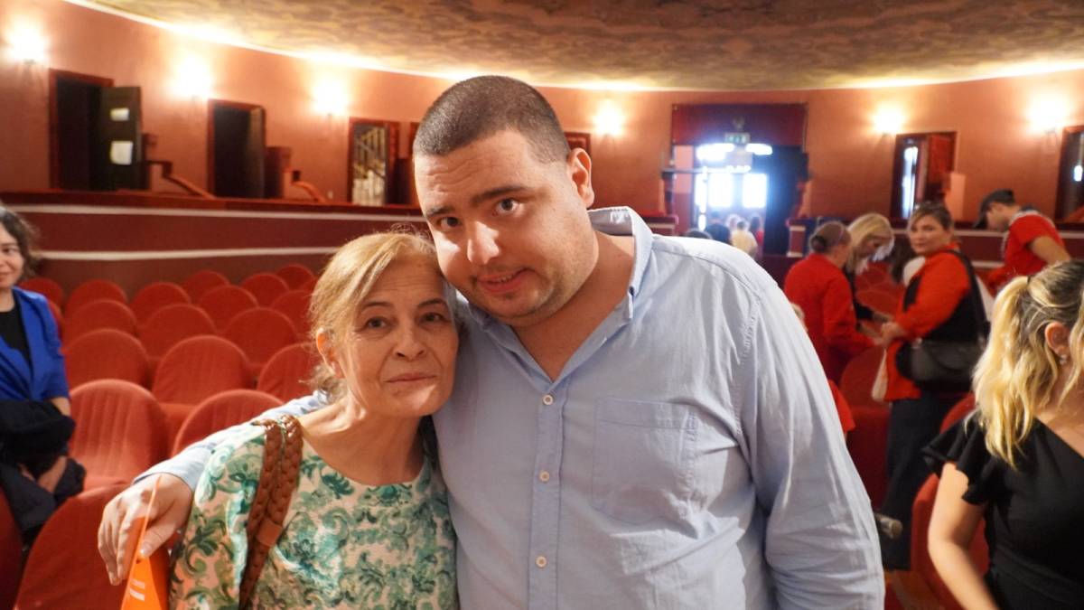 İzmir'de nöroçeşitli gençlerin mezuniyet sevinci