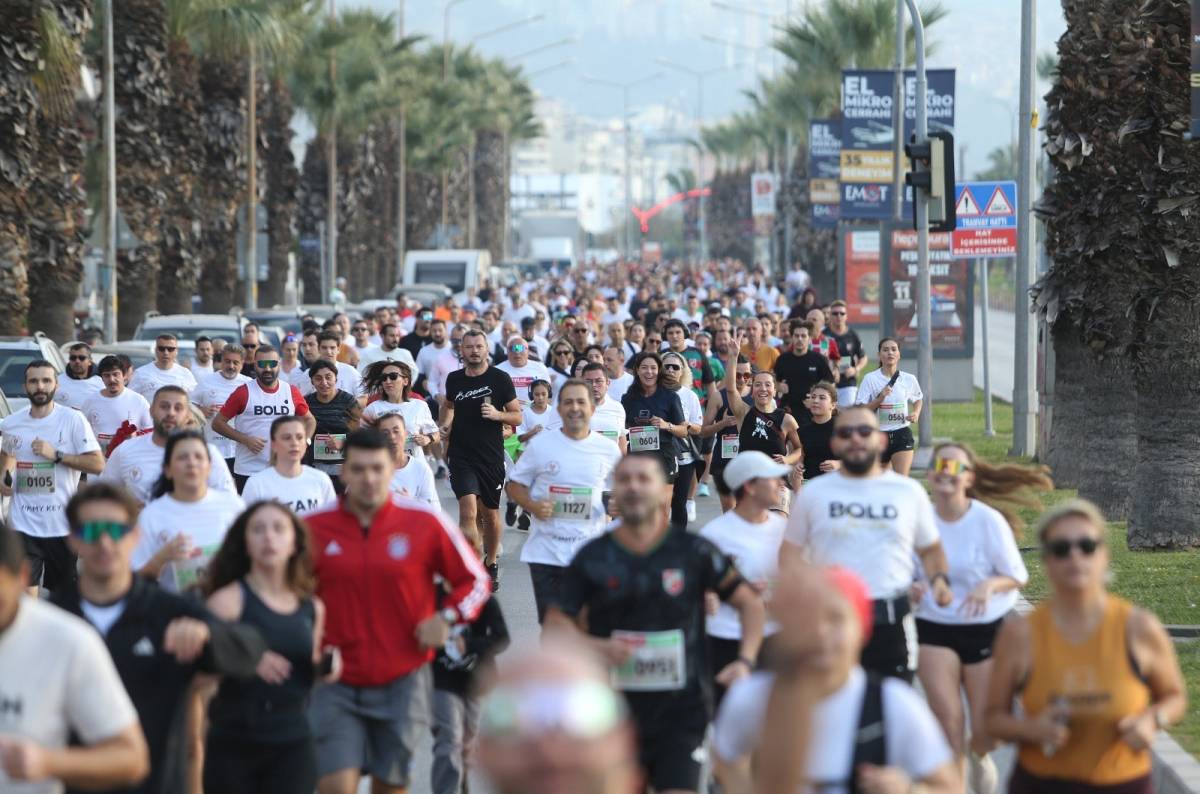 Karşıyaka’da 1500 kişi Ata’dan Ana’ya koştu!