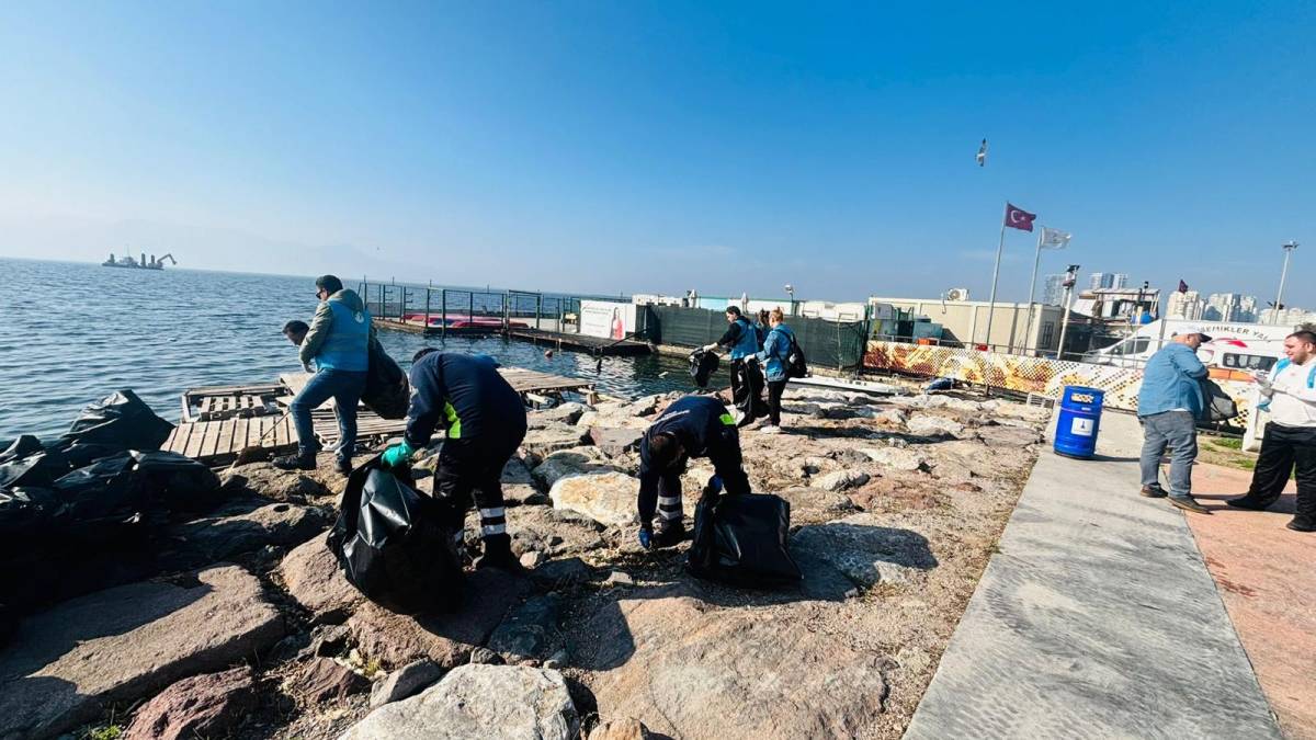 Doğaseverlerden Karşıyaka'da 300 kiloluk temizlik