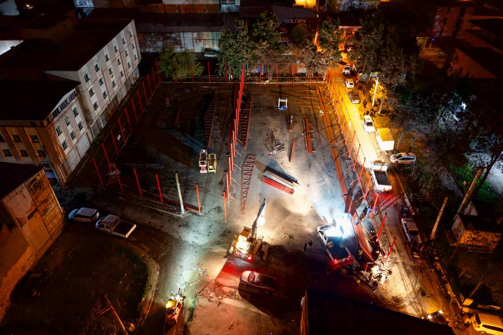 Buca'da hazine arazisinde kaçak yapıya gece operasyonu