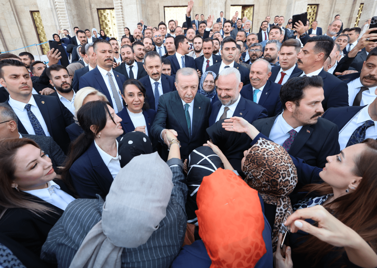 Başkan Pehlivan'dan lidere incir ikramı