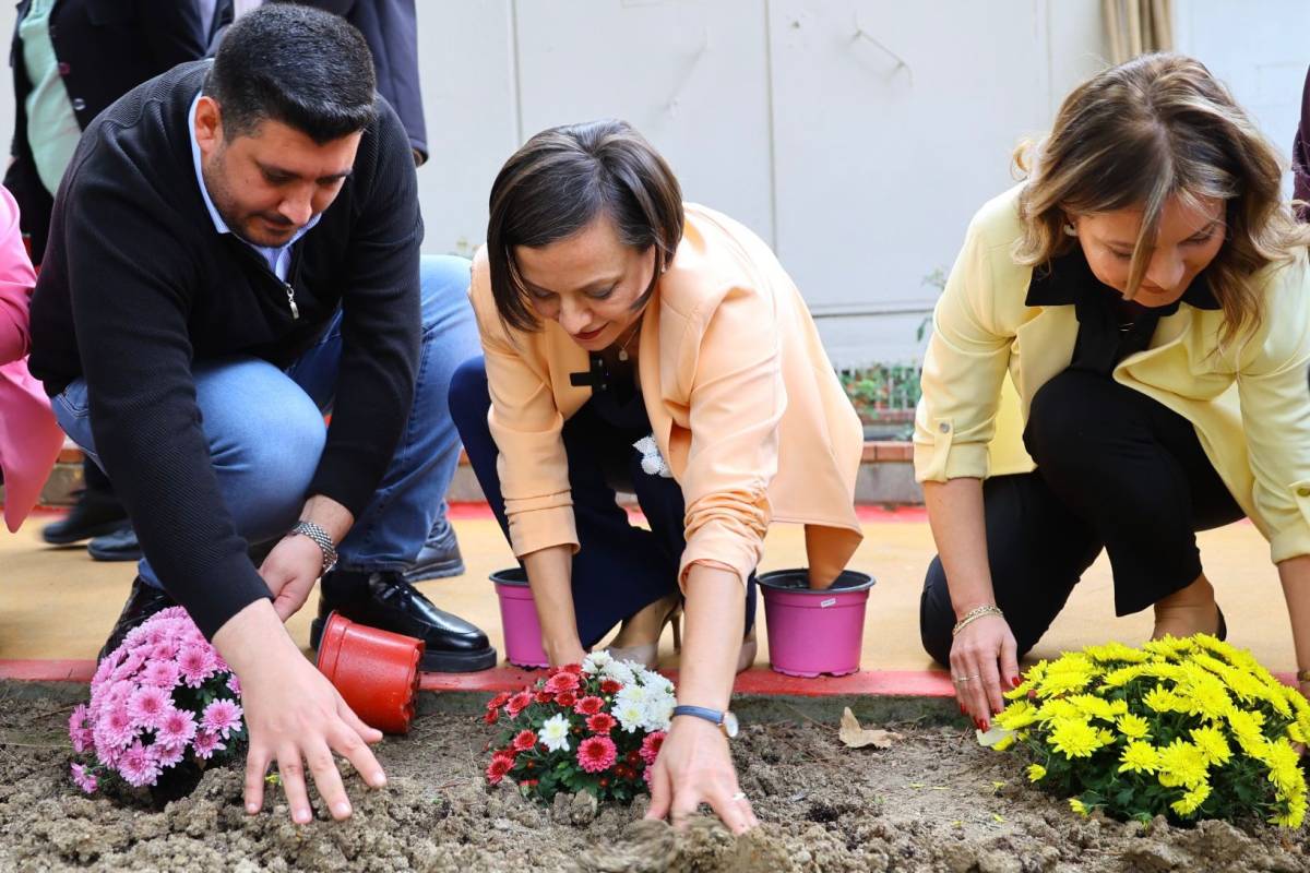 Karabağlar ‘da parklar yenileniyor, mahalleler güzelleşiyor